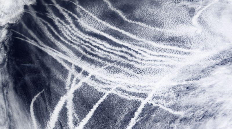Traces de navires au-dessus de l'océan Pacifique