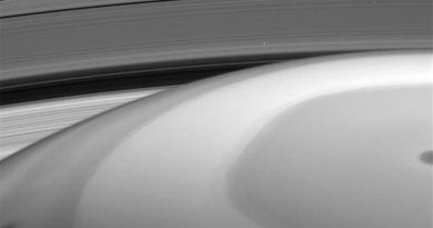 Cassini regarde vers l'extérieur depuis Saturne