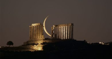 Croissant de lune au-delà du temple grec