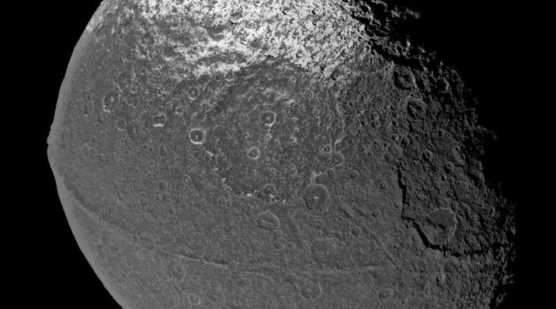 Iapetus de Saturne : Une lune à la surface étrange