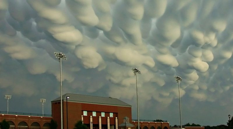 Nuages de type Mammatus au-dessus du Nebraska