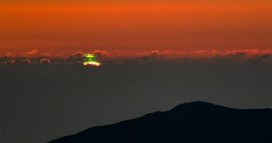 Un coucher de soleil aux multiples éclats verts