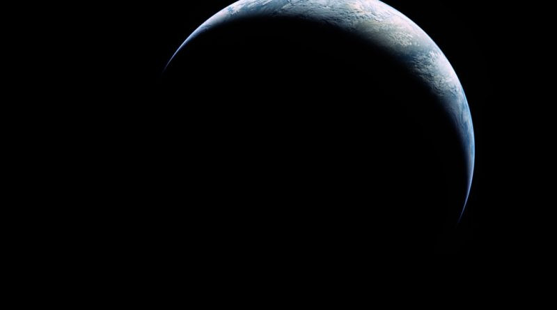 Apollo 17 : Le croissant de terre